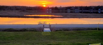 Romantic Waterfront Escape-Fireplace-Sunset Views
