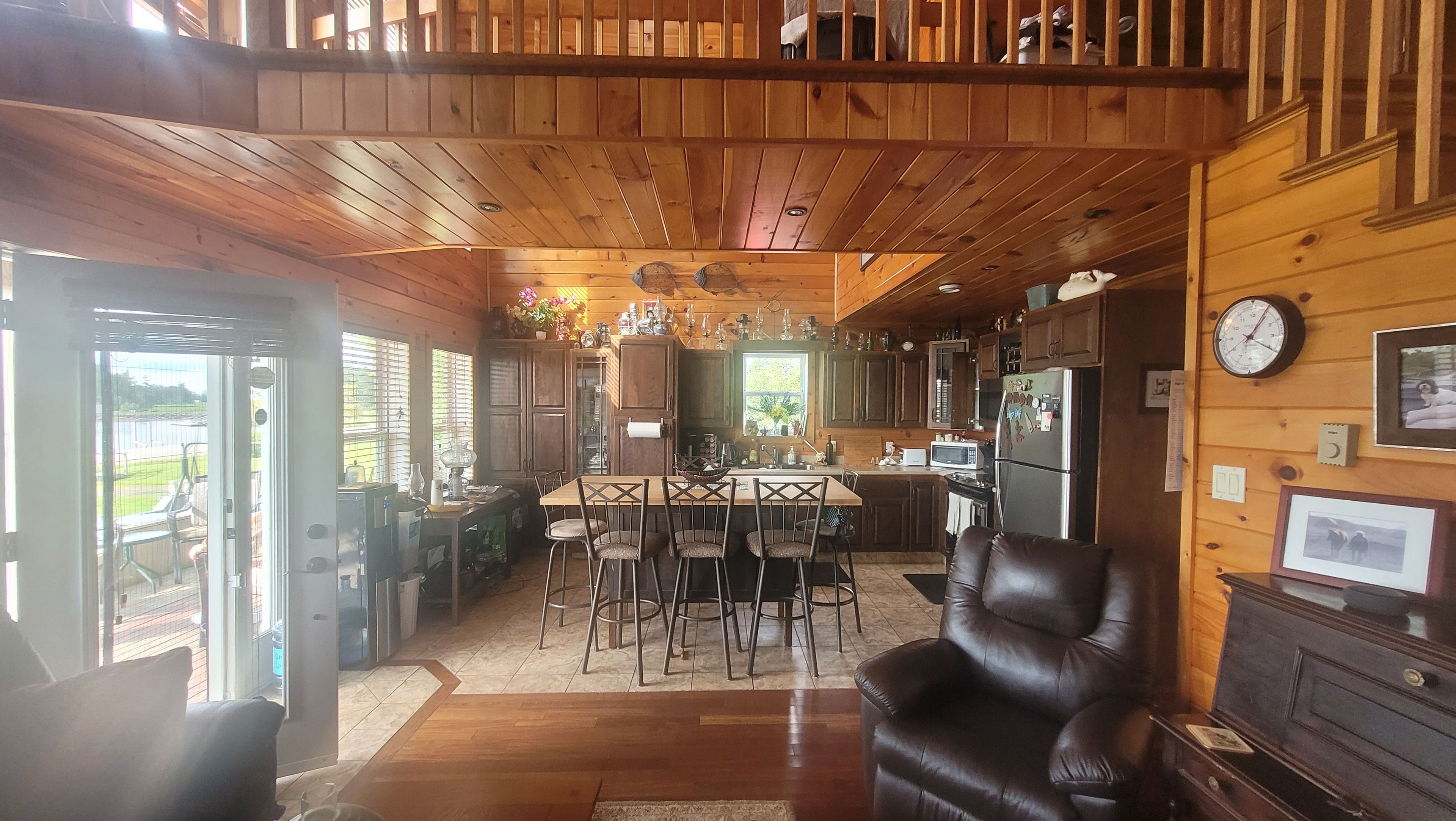 Un intérieur en bois comprenant un coin repas, une cuisine et un espace salon.