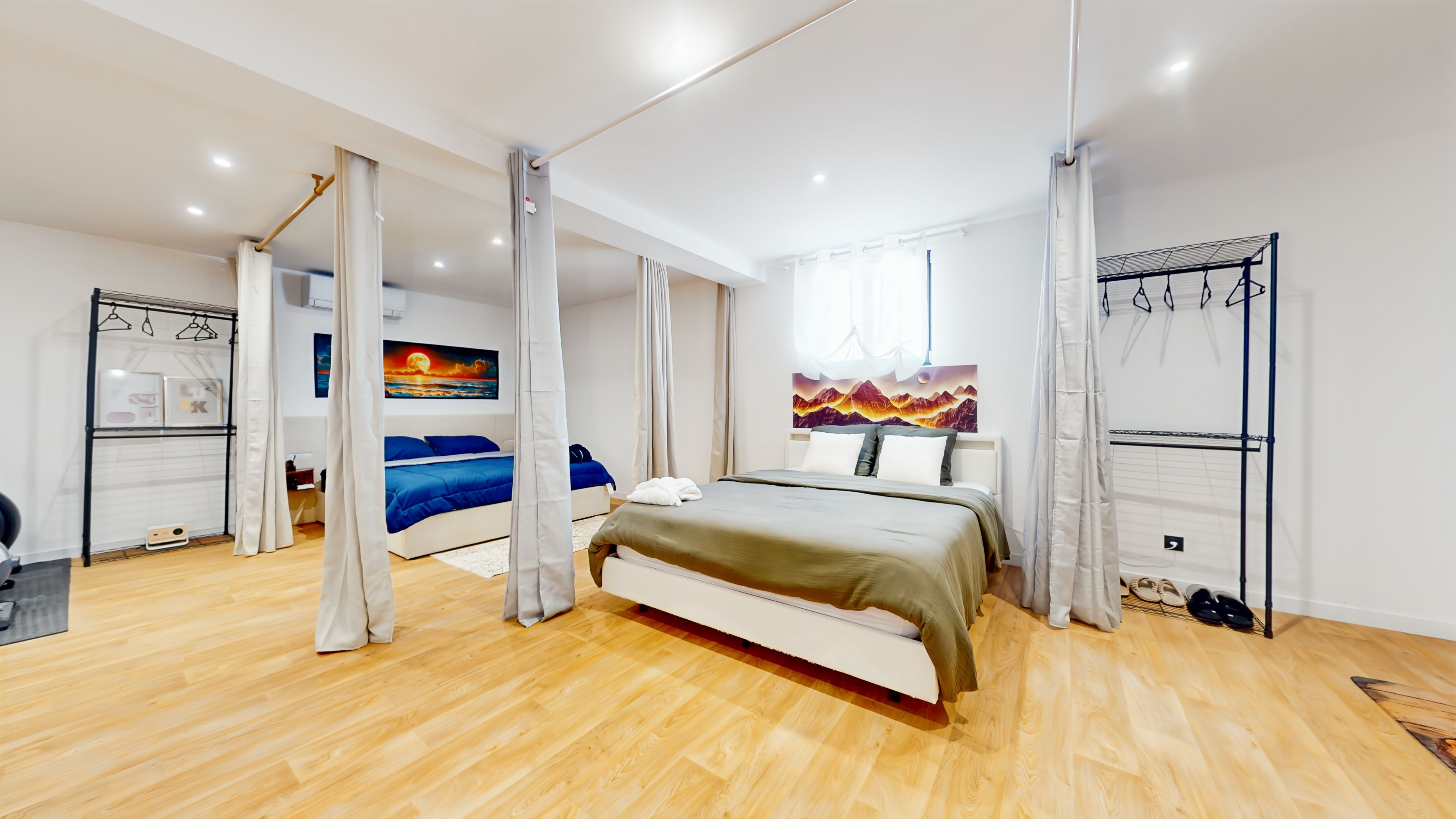 Tabla de planchar con plancha, internet y ropa de cama 