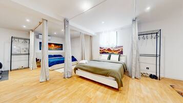 Tabla de planchar con plancha, internet y ropa de cama