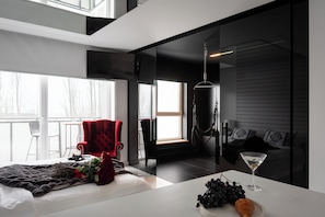 Deluxe-Studiosuite, Balkon, Blick auf den Innenhof