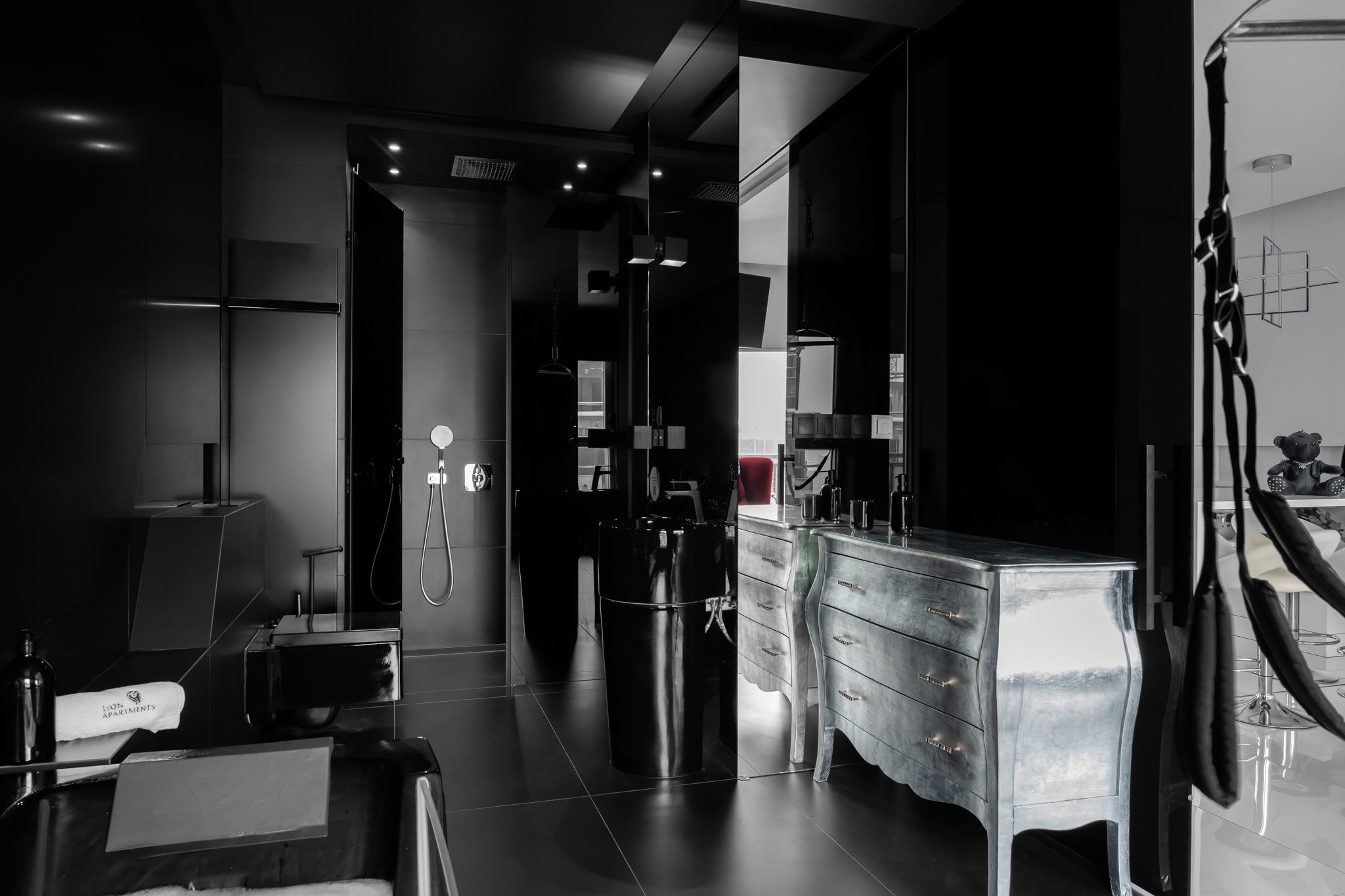 Deluxe-Studiosuite, Balkon, Blick auf den Innenhof | Badezimmer