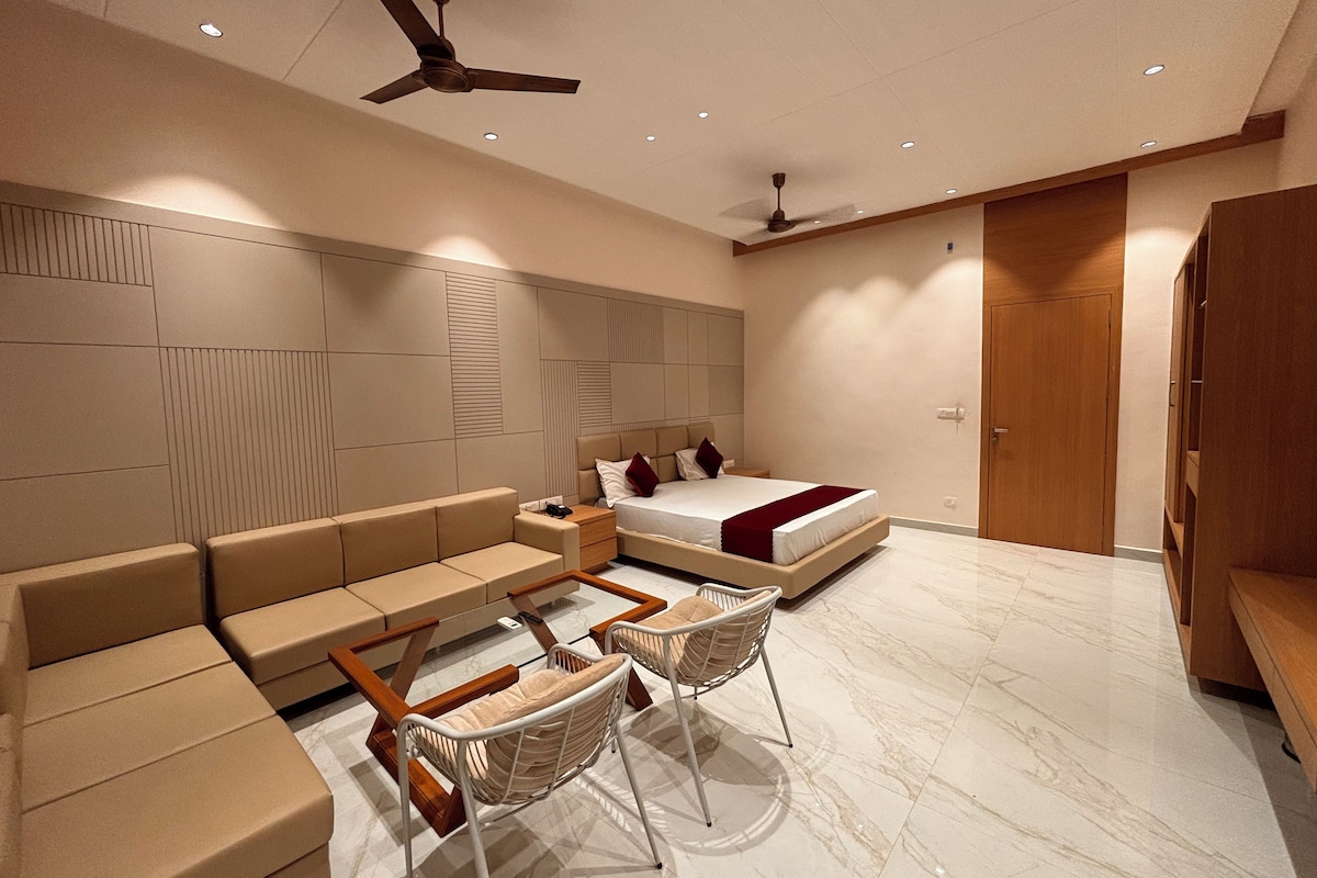Suite | Laptop workspace, free WiFi