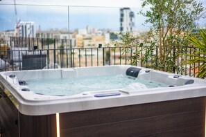 Un jacuzzi con vista a un paisaje urbano.