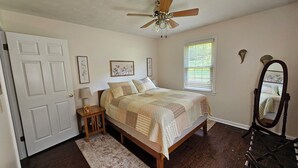 Room - Beautiful, clean, cozy 3/2 home with pool, on the Saluda River in Greenville, SC (Greenville)