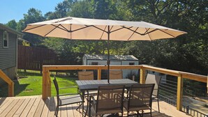 Outdoor dining - Beautiful, clean, cozy 3/2 home with pool, on the Saluda River in Greenville, SC (Greenville)