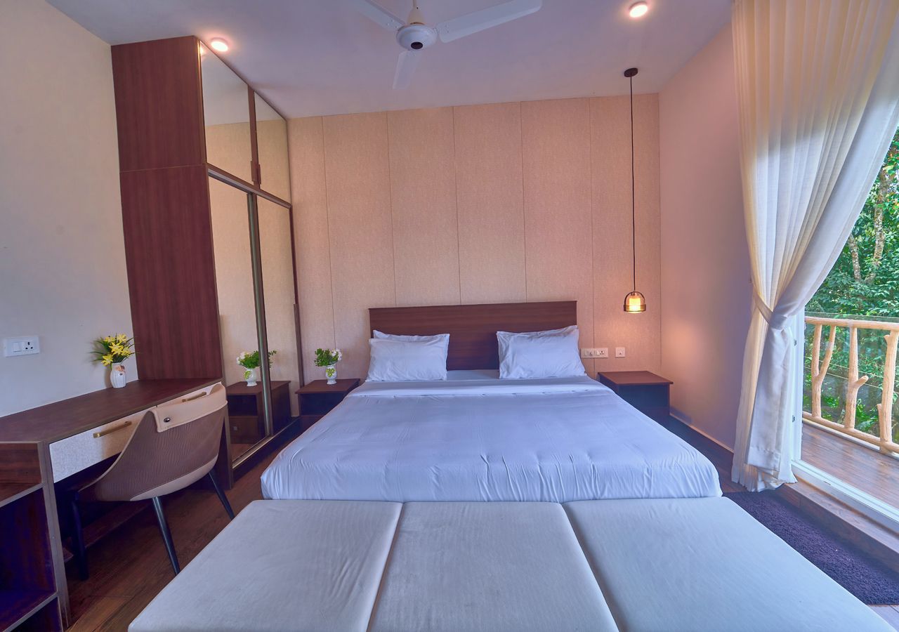Quarto com uma cama grande, uma mesa e uma cadeira.