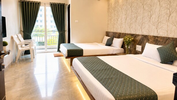 Een hotelkamer met twee bedden, een balkon, een televisie en airconditioning.