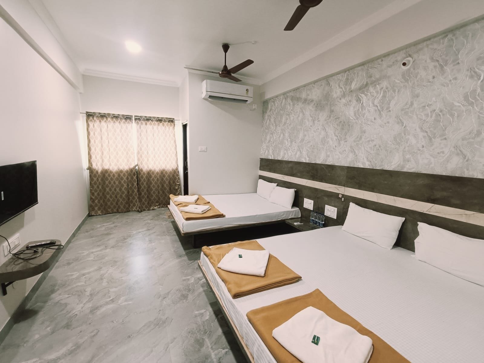 Deluxe Quadruple Room, City View | WiFi (free)
