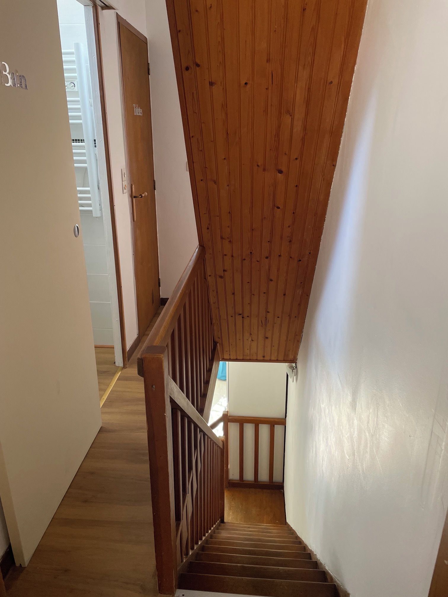 Eine Holztreppe mit Handlauf, die zu einer Aussichtsplattform führt.