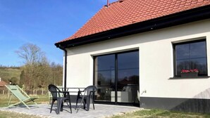 Outdoor dining - Vrbo Property (Maresville)