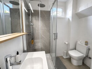 Dusche, Haartrockner, Handtücher, Seife