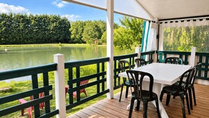 Outdoor dining - Chalet tout confort au bord de l’étang – Aux portes de la Sologne (Lion-en-Sullias)