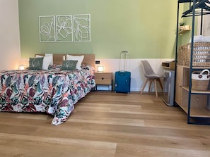 A hotel room with a bed, bedside table, lamp, chair, desk, and a wardrobe. - Bed& Breakfast  Florida 7 - camera 2 (Pertegada)