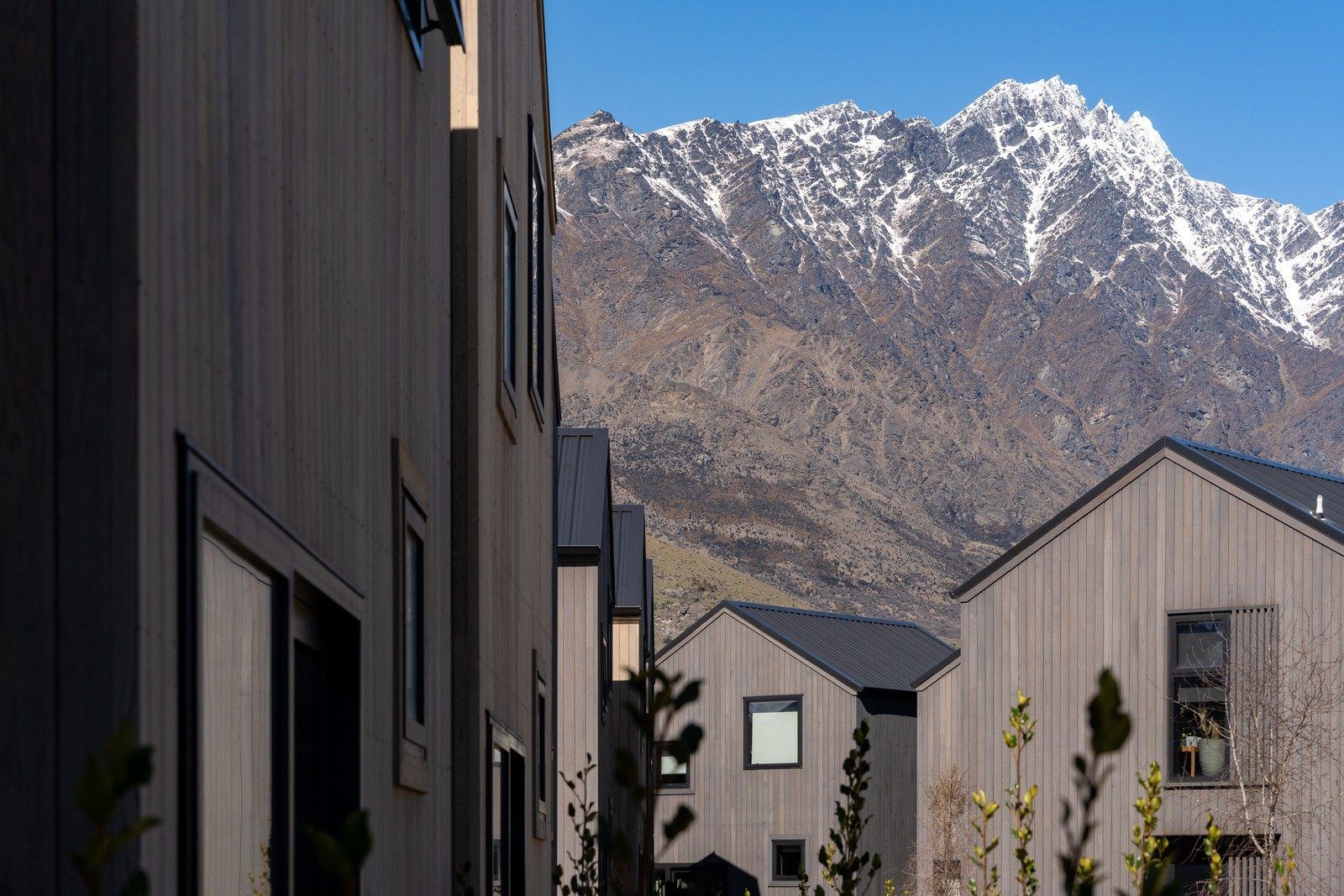 Un bâtiment moderne avec une chaîne de montagnes en arrière-plan.