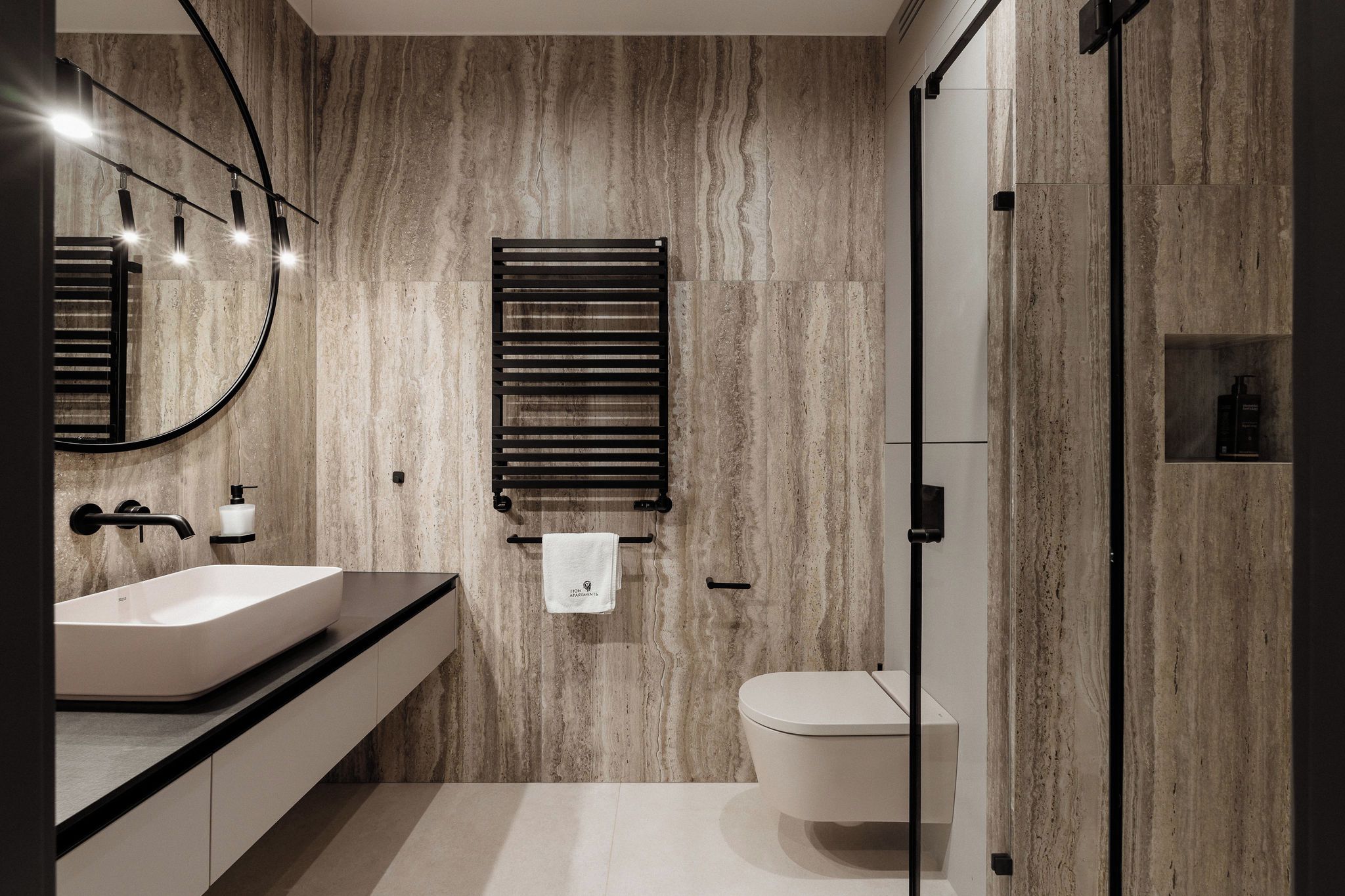 Deluxe-Studiosuite, Balkon, Stadtblick | Badezimmer | Haartrockner, Handtücher, Seife, Shampoo