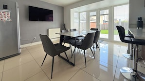 Unclassified image, 2 of 22, button - Big 4-Bedroom Home, Fully Equipped (Catcliffe)