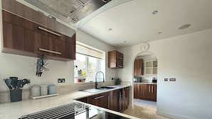 Unclassified image, 5 of 22, button - Big 4-Bedroom Home, Fully Equipped (Catcliffe)