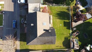 An aerial view of a residential area with a house, a driveway, and a lawn. - Beautiful 1-bedroom apartment in charming Winden perfect for relaxing (Winden)