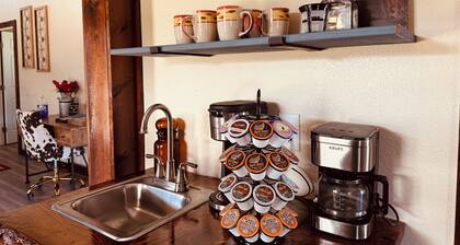 Charming 2-BR farmhouse w/Hot Tub in delightful Bryson City, 2 min to downtown