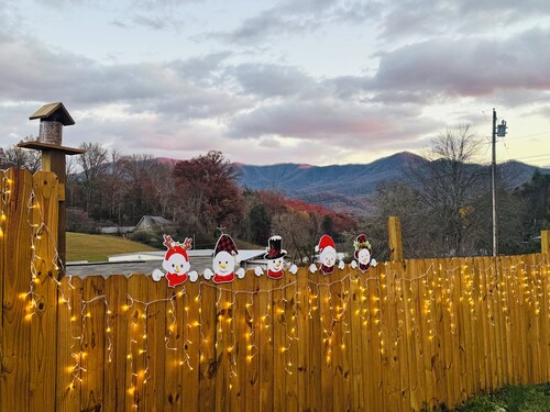 Charming 2-BR farmhouse w/Hot Tub in delightful Bryson City, 2 min to downtown