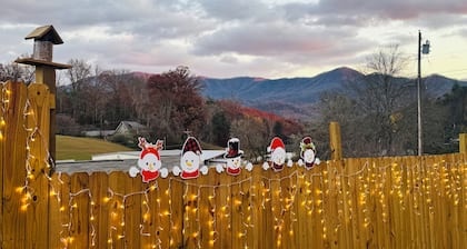Charming 2-BR farmhouse w/Hot Tub in delightful Bryson City, 2 min to downtown