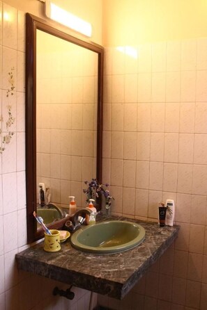 Quarto família, sacada, vista para a cidade | Banheiro