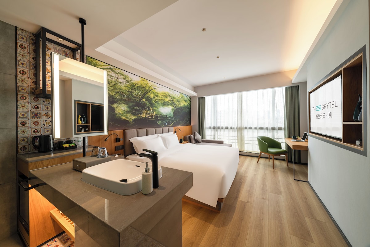 Phòng đơn Deluxe | Bàn, màn/rèm cản sáng, bàn ủi/dụng cụ ủi quần áo 