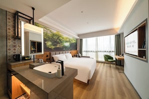 Phòng đơn Deluxe | Bàn, màn/rèm cản sáng, bàn ủi/dụng cụ ủi quần áo