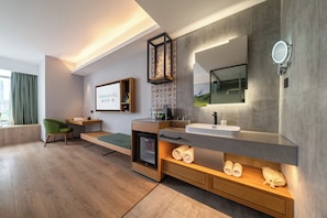 Phòng đôi Deluxe | Phòng tắm | Buồng tắm vòi sen, đồ dùng nhà tắm miễn phí, máy sấy tóc