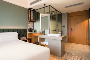 A modern hotel room with a large bed, a bathroom with a glass shower enclosure, and a wooden wardrobe. - The Skytel IMCC Shenzhen (Shenzhen)