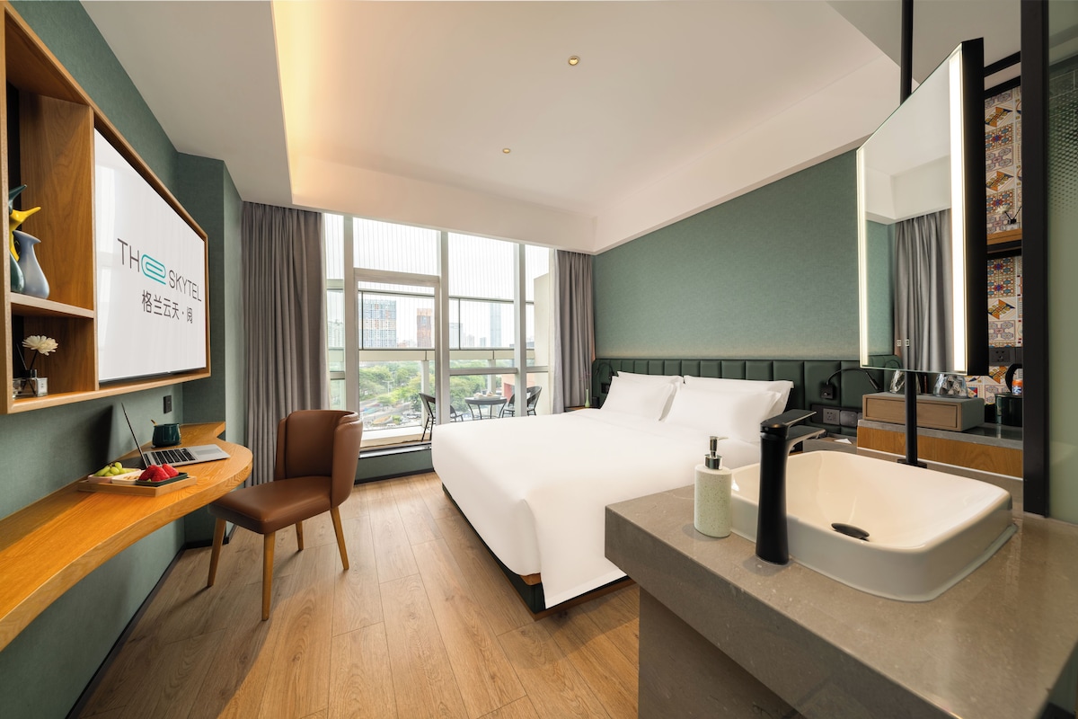 Superior Single Room, Balcony, City View | Blackout drapes, iron/ironing board (on request), WiFi (free)