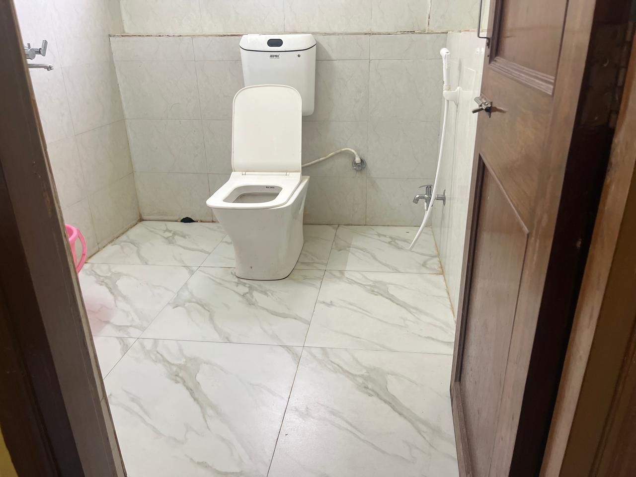Towels, soap, shampoo, toilet paper