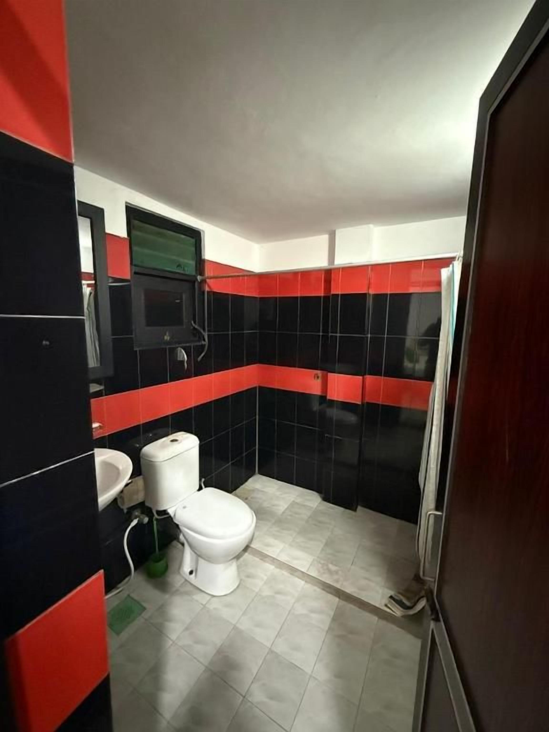 Quarto standard, várias camas | Banheiro | Chuveiro, toalhas de banho, sabonete, papel higiênico