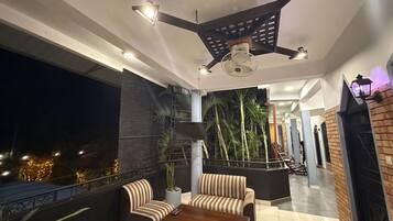 Ein modernes Interieur mit einer Sofagarnitur, einem Couchtisch und einem Deckenventilator.