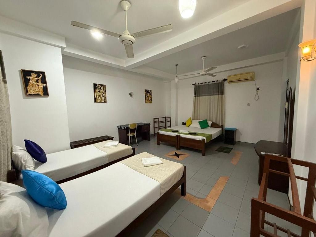Quarto standard, várias camas | Cofres nos quartos, cortinas blackout, ferros/tábuas de passar roupa