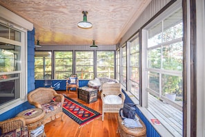 Interior - 5 minute boat ride from harbour front .superb fishing or swim off the dock . (Kenora)