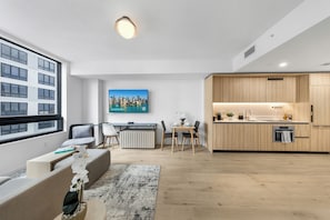 Eine moderne Wohnung mit Wohnbereich, Essplatz und Küche.