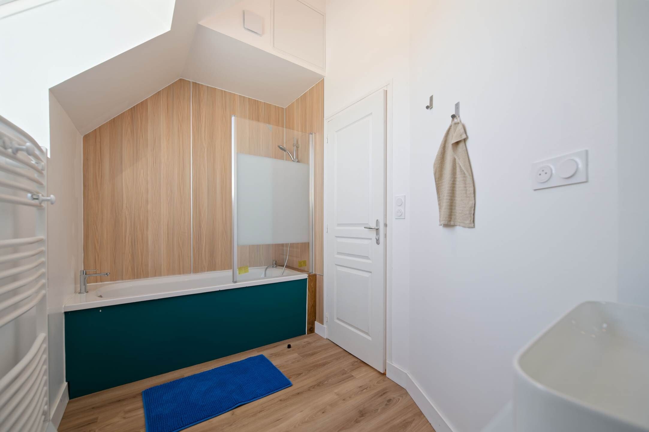 Une salle de bain moderne avec un meuble-lavabo en bois, une douche et une baignoire.