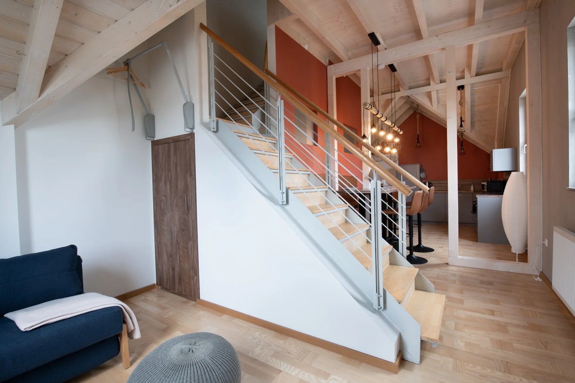 Ein modernes Interieur mit Treppe, einer Couch und einer Küchenzeile.