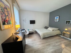Ferros/tábuas de passar roupa, acesso à internet, roupa de cama
