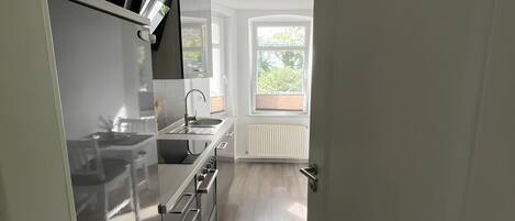 Coffee/tea maker, fridge, microwave, oven