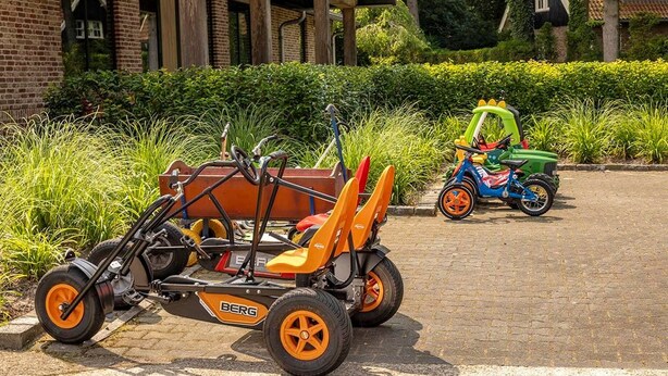 En go-kartbana med en go-kart och ett mindre fordon.