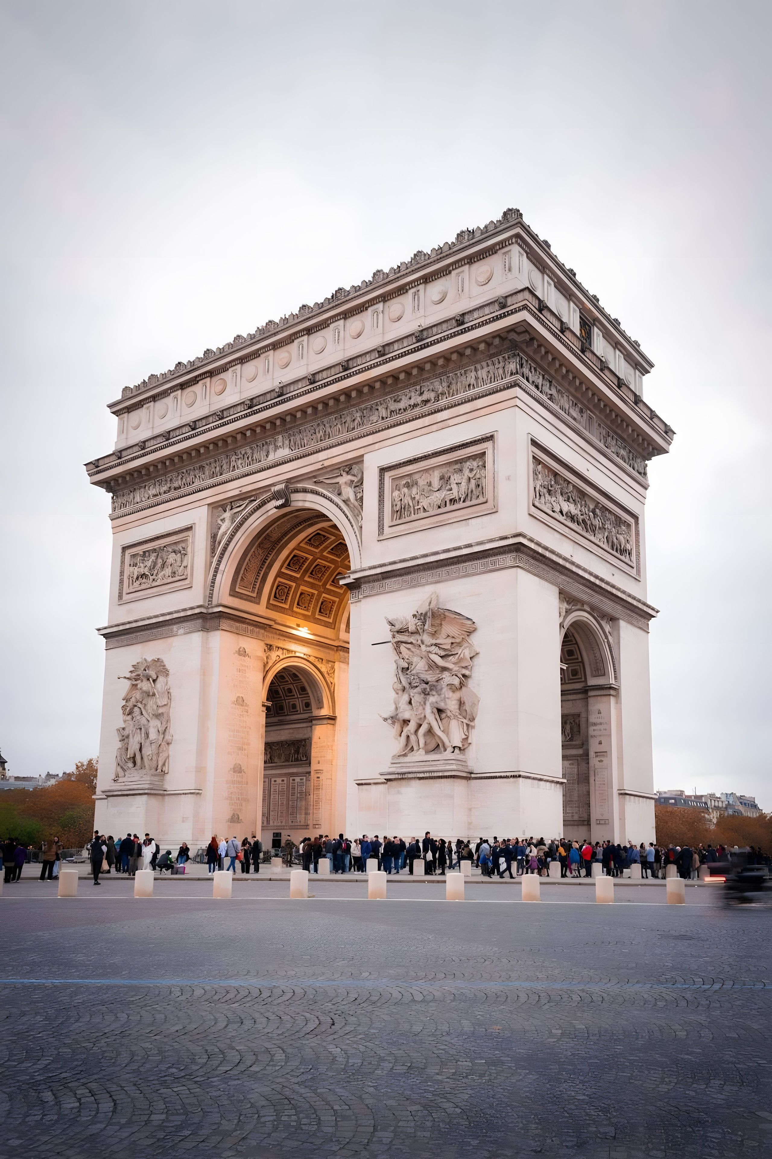 Un grand monument historique, orné de sculptures complexes et doté d’une arche centrale.