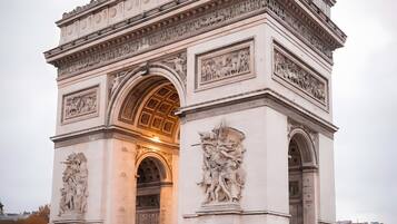 Un grand monument historique, orné de sculptures complexes et doté d’une arche centrale.