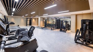 A gym with treadmills, weight machines, and free weights. - Grand Skylight Hotel Jingdezhen (Jingdezhen)