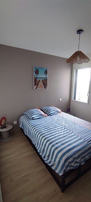 A bedroom with a bed, a painting, a window, and a lamp. - Villa 8pers, 3 chambres, Spa privatif, Climatisation, 4 Vélos, Plage & centre (Le Fenouiller)