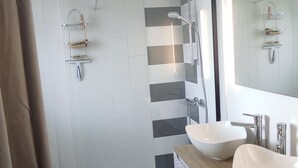 A modern bathroom with two sinks, a shower, and a mirror. - Villa 8pers, 3 chambres, Spa privatif, Climatisation, 4 Vélos, Plage & centre (Le Fenouiller)