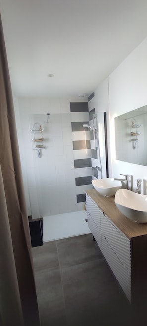 A modern bathroom with two sinks, a shower, and a mirror. - Villa 8pers, 3 chambres, Spa privatif, Climatisation, 4 Vélos, Plage & centre (Le Fenouiller)