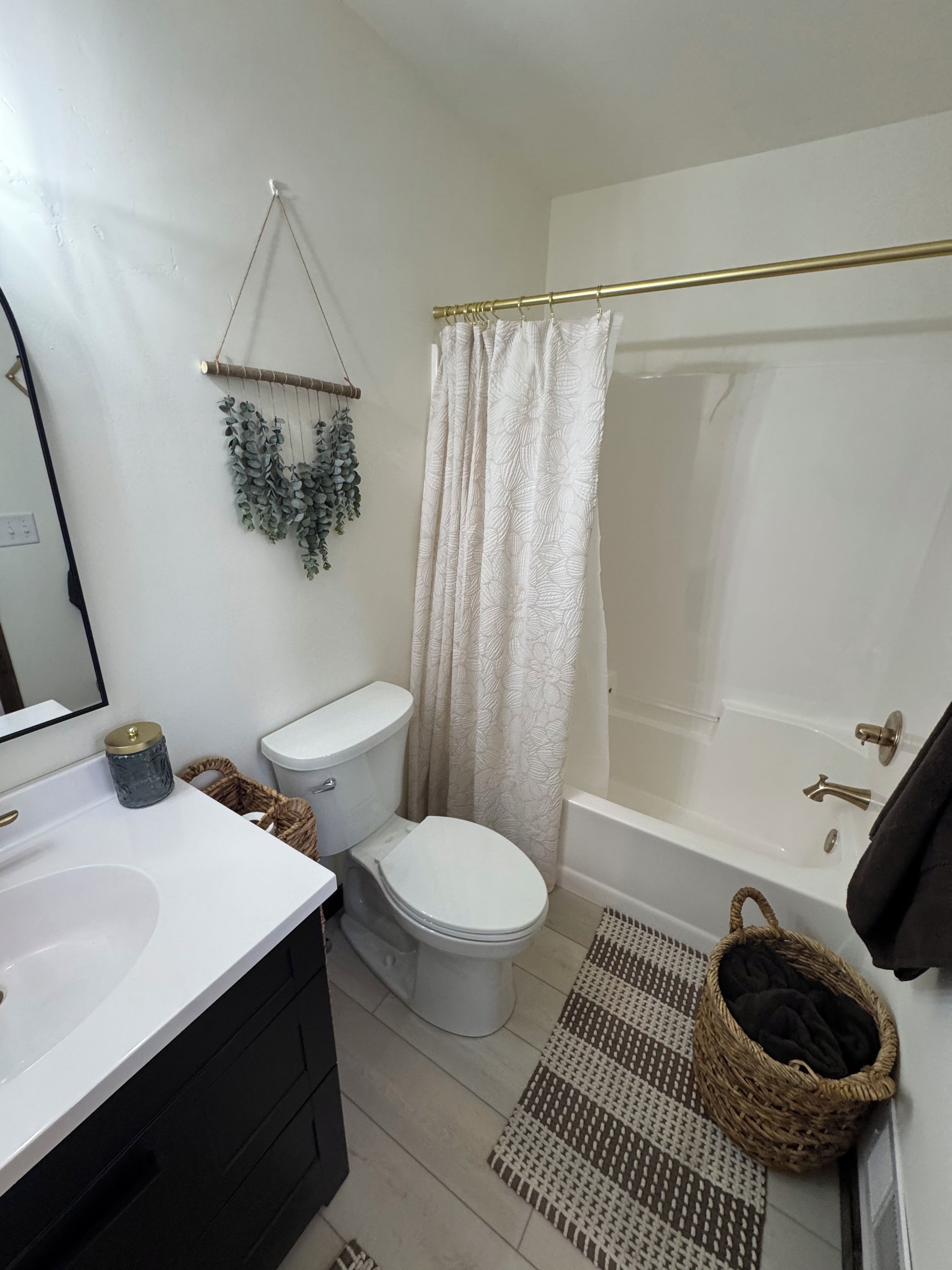 Un baño con inodoro, lavamanos y bañera.